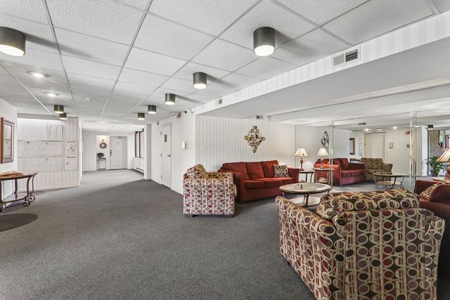 930 TAYLOR Drive 104, Gurnee, IL 60031
