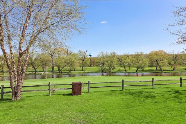 930 TAYLOR Drive 104, Gurnee, IL 60031