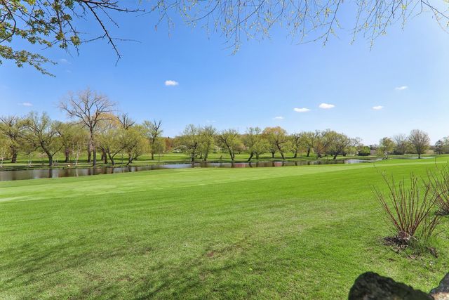 930 TAYLOR Drive 104, Gurnee, IL 60031