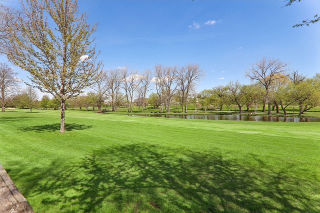 930 TAYLOR Drive 104, Gurnee, IL 60031