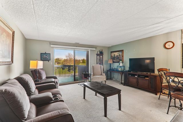 930 TAYLOR Drive 104, Gurnee, IL 60031