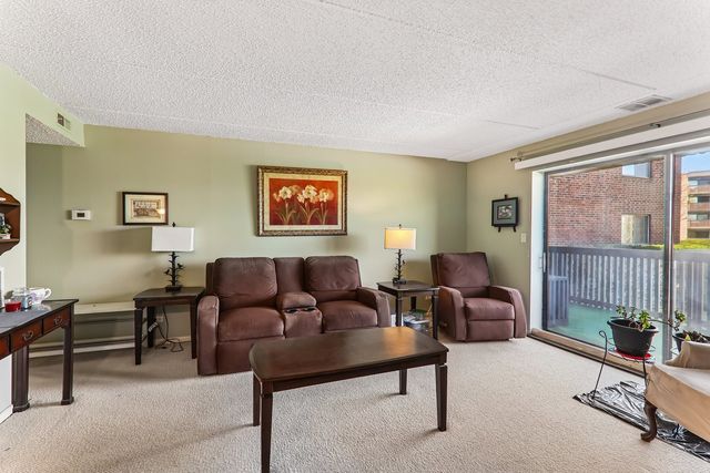 930 TAYLOR Drive 104, Gurnee, IL 60031
