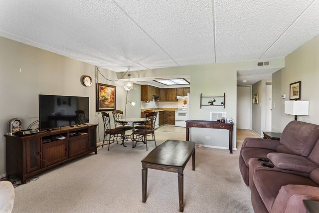 930 TAYLOR Drive 104, Gurnee, IL 60031