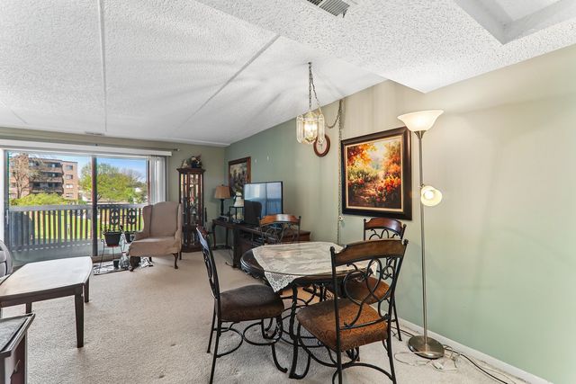 930 TAYLOR Drive 104, Gurnee, IL 60031