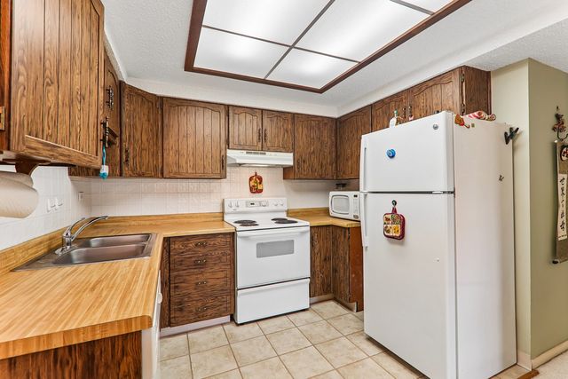 930 TAYLOR Drive 104, Gurnee, IL 60031