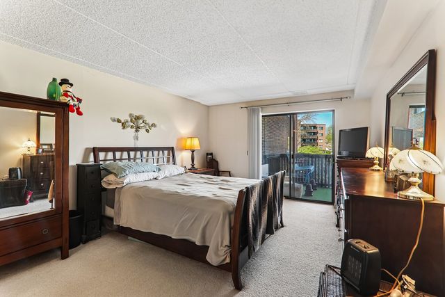 930 TAYLOR Drive 104, Gurnee, IL 60031