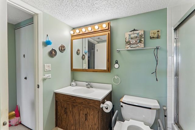 930 TAYLOR Drive 104, Gurnee, IL 60031