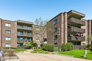 930 TAYLOR Drive 104, Gurnee, IL 60031