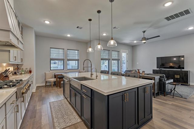 2 Honeycomb Ridge Place, The Woodlands, TX 77380