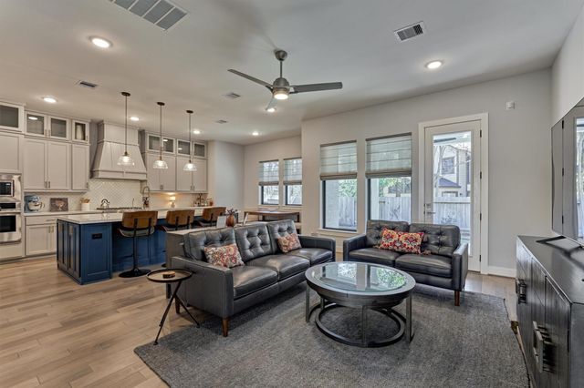 2 Honeycomb Ridge Place, The Woodlands, TX 77380