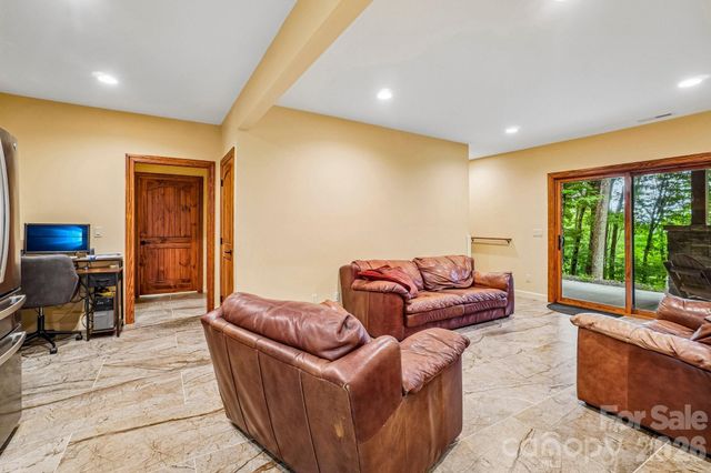 1067 English Ridge Drive, Mars Hill, NC 28754