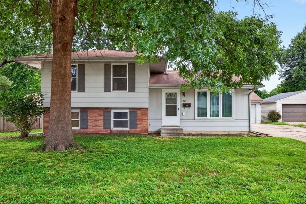4309 68th Street, Urbandale, IA 50322