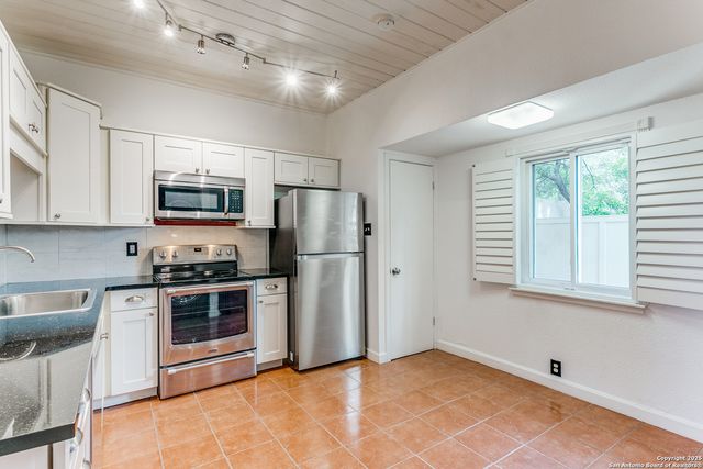 3102 Eisenhauer Rd Apt B20, San Antonio, TX 78209