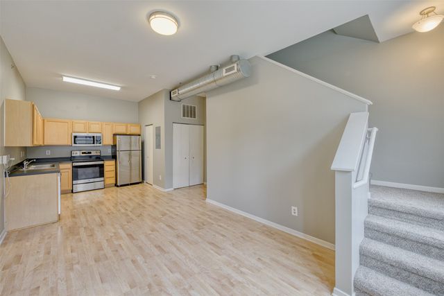 400 E Locust Street 101, Des Moines, IA 50309