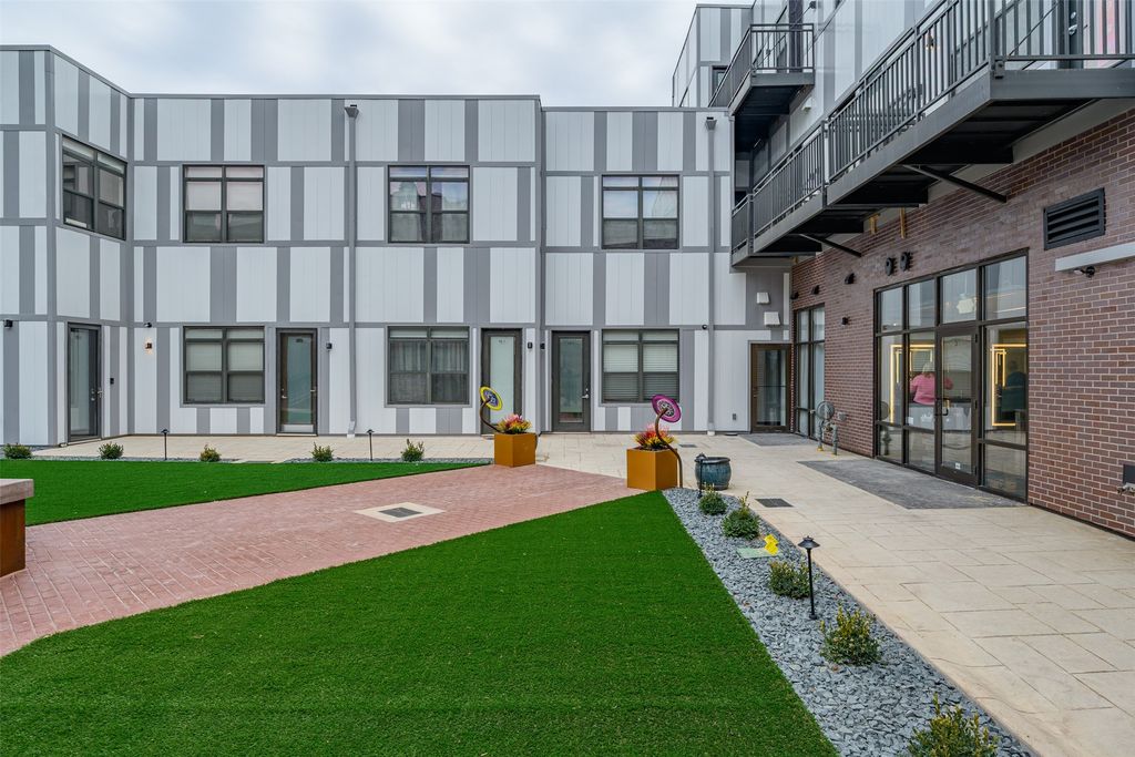 400 E Locust Street 101, Des Moines, IA 50309