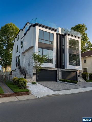 1015 Kingsland Lane, Fort Lee, NJ 07024