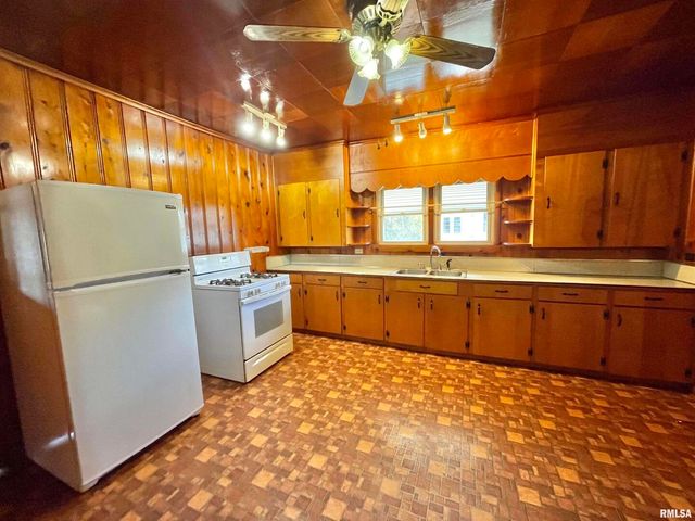 602 E MAIN Street, Christopher, IL 62822