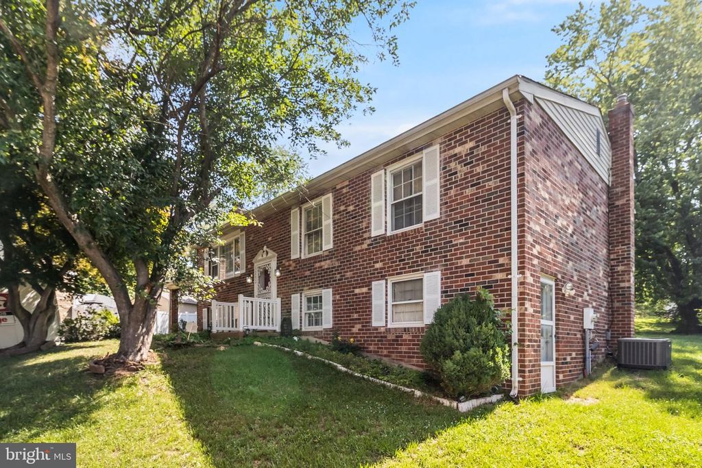 Image 1 of property listing at 5252 W BONIWOOD TURN, Clinton, MD 20735