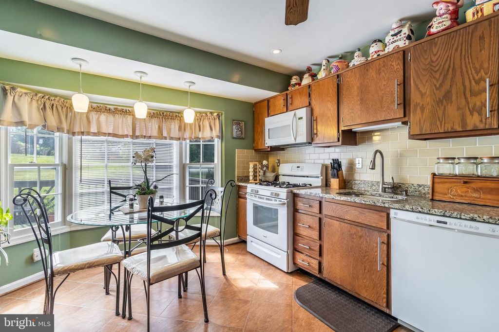 Image 4 of property listing at 5252 W BONIWOOD TURN, Clinton, MD 20735