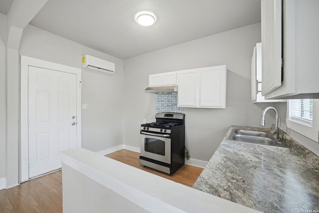 310 S Las Moras St, San Antonio, TX 78207
