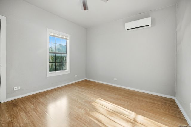 310 S Las Moras St, San Antonio, TX 78207