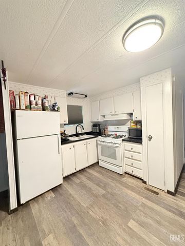 4401 Hughes Lane 60, Bakersfield, CA 93304