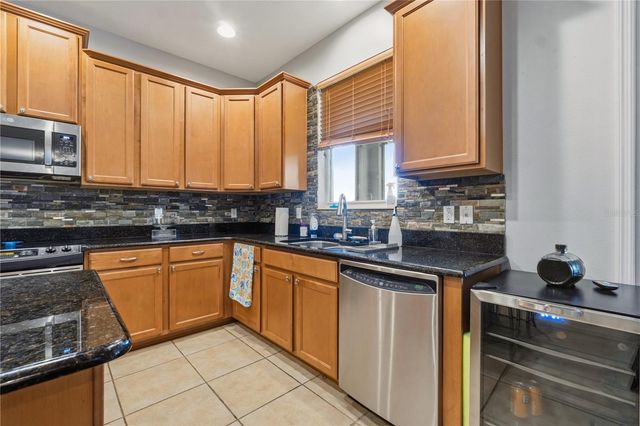 718 BAREFOOT BAY LOOP, Groveland, FL 34736