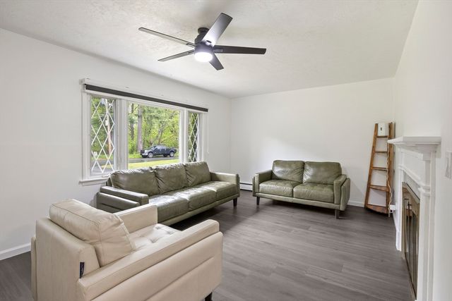376 Hermitage Dr, Springfield, MA 01129