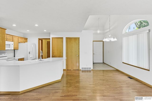 10703 Berry Plaza, Omaha, NE 68127