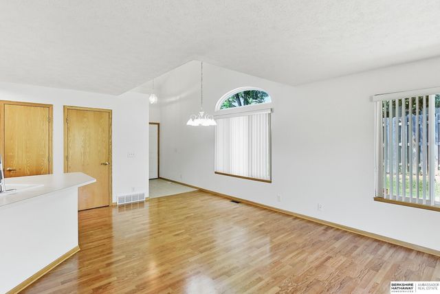 10703 Berry Plaza, Omaha, NE 68127