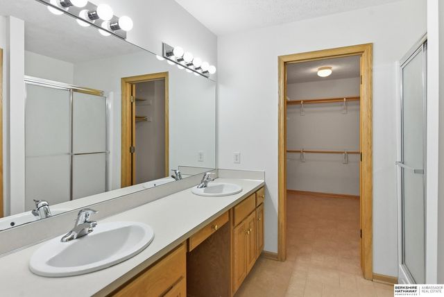 10703 Berry Plaza, Omaha, NE 68127