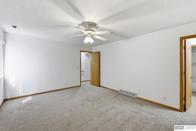 10703 Berry Plaza, Omaha, NE 68127