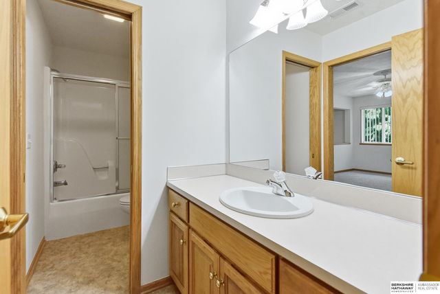 10703 Berry Plaza, Omaha, NE 68127