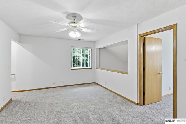 10703 Berry Plaza, Omaha, NE 68127