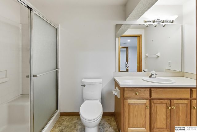 10703 Berry Plaza, Omaha, NE 68127