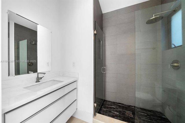 1621 S Bayshore Dr, Miami, FL 33133