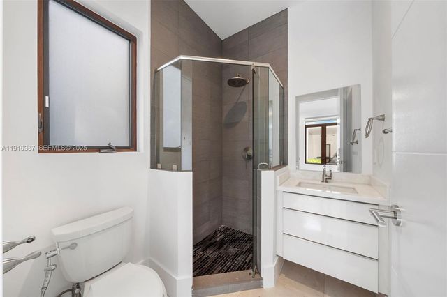 1621 S Bayshore Dr, Miami, FL 33133