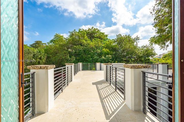 1621 S Bayshore Dr, Miami, FL 33133