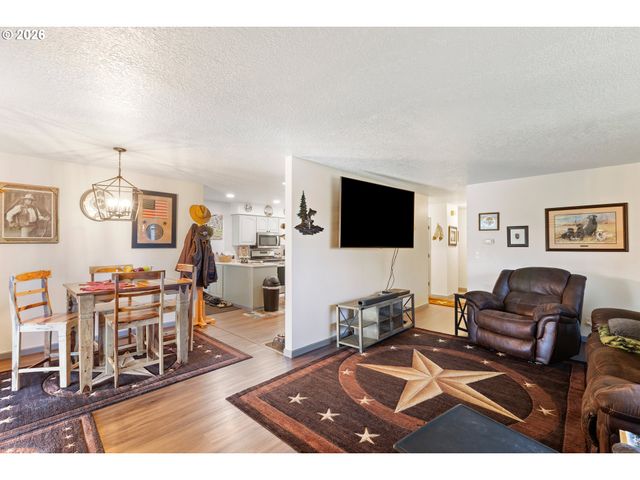 2025 Nw DELRIDGE Ave, Roseburg, OR 97471