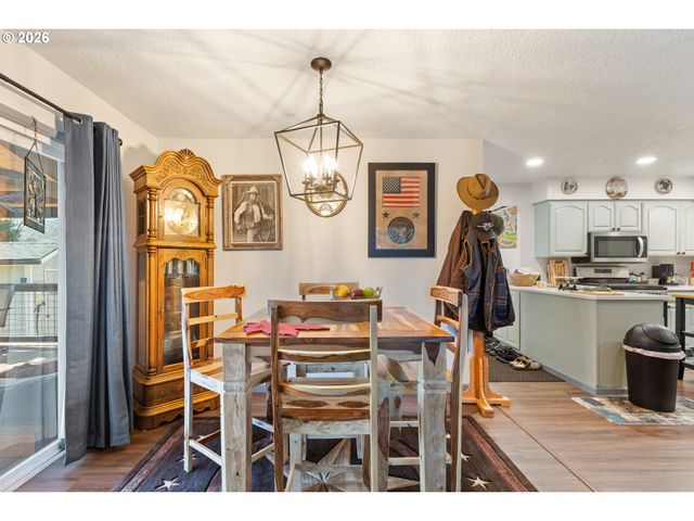 2025 Nw DELRIDGE Ave, Roseburg, OR 97471