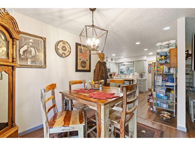 2025 Nw DELRIDGE Ave, Roseburg, OR 97471