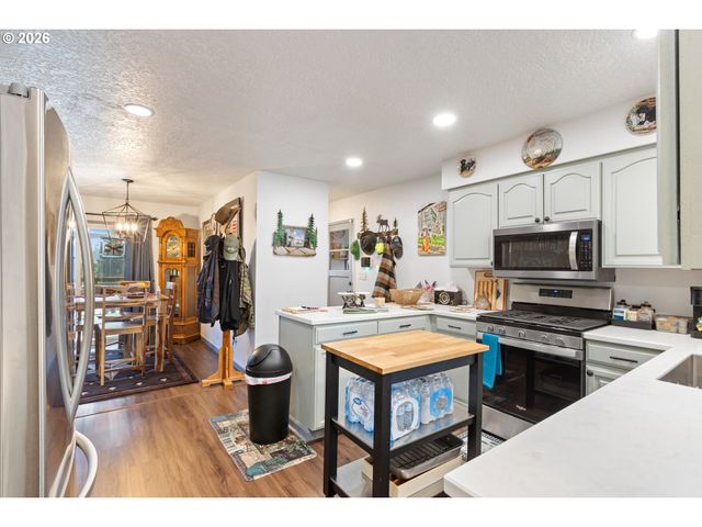 2025 Nw DELRIDGE Ave, Roseburg, OR 97471