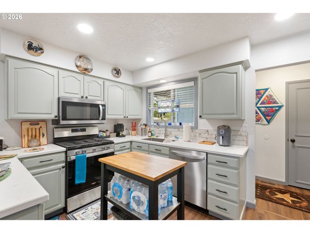 2025 Nw DELRIDGE Ave, Roseburg, OR 97471