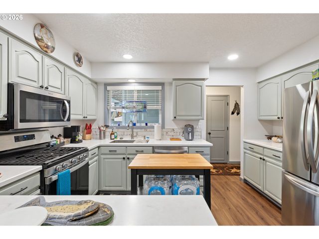 2025 Nw DELRIDGE Ave, Roseburg, OR 97471