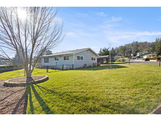 2025 Nw DELRIDGE Ave, Roseburg, OR 97471