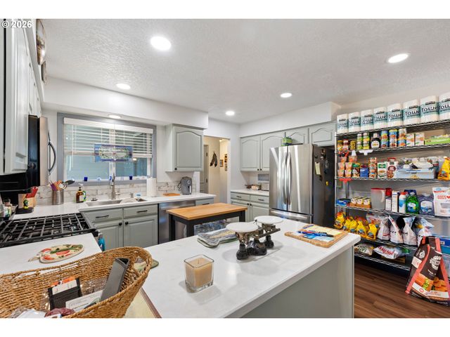 2025 Nw DELRIDGE Ave, Roseburg, OR 97471