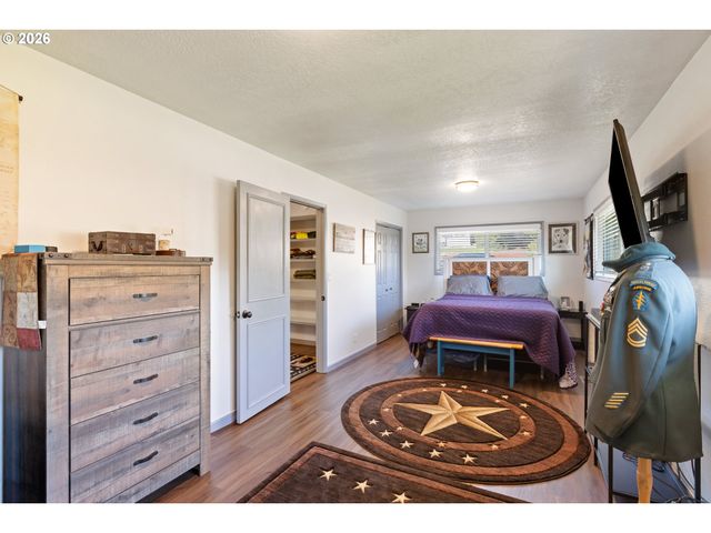 2025 Nw DELRIDGE Ave, Roseburg, OR 97471