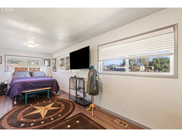 2025 Nw DELRIDGE Ave, Roseburg, OR 97471