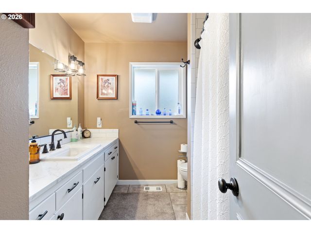 2025 Nw DELRIDGE Ave, Roseburg, OR 97471