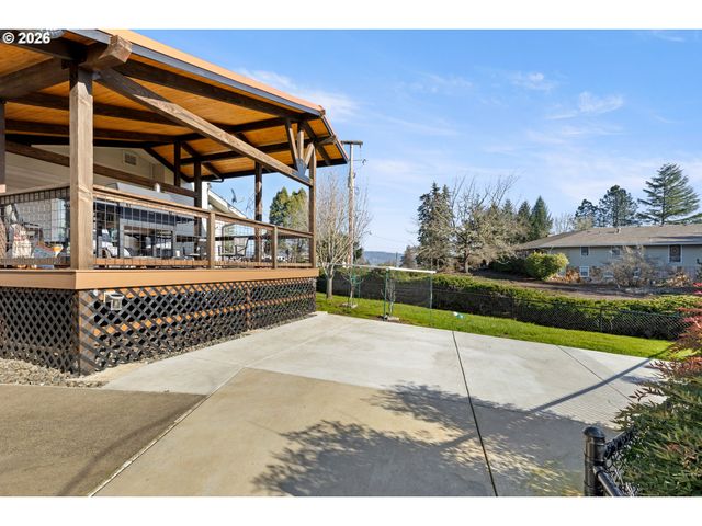 2025 Nw DELRIDGE Ave, Roseburg, OR 97471